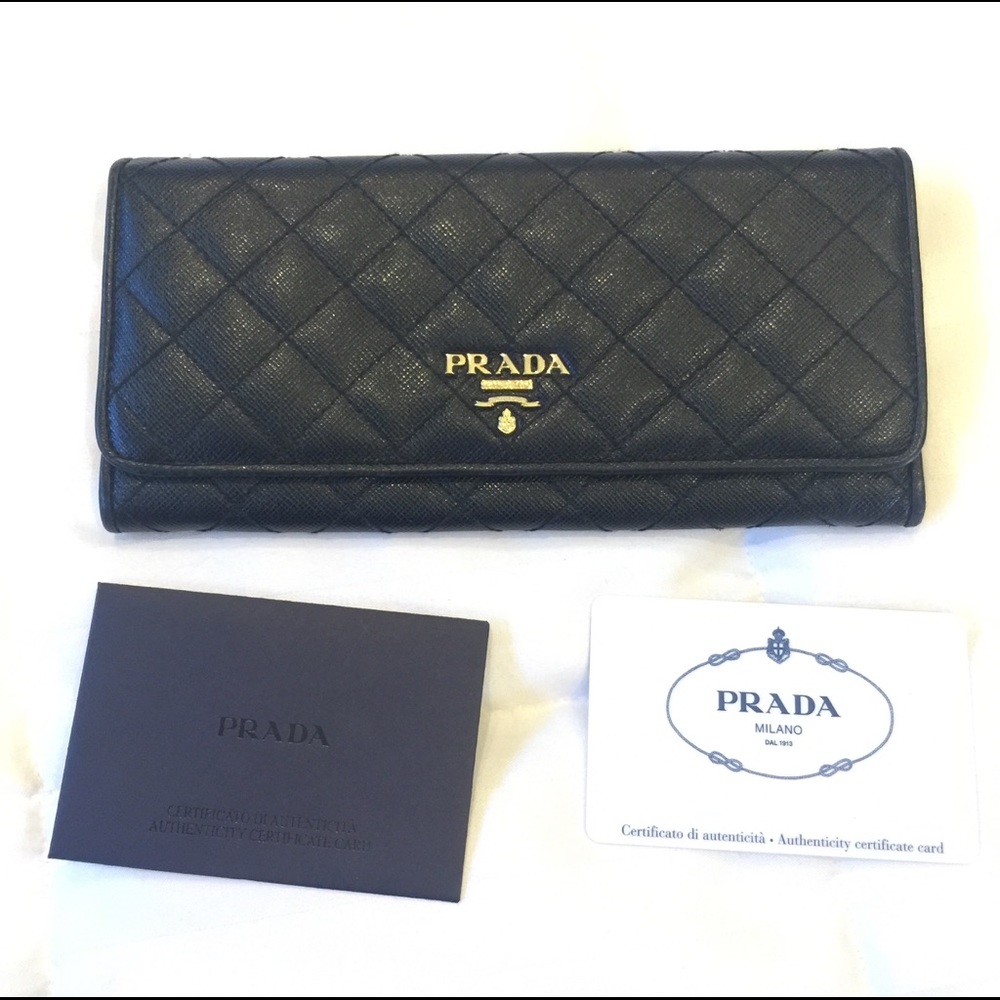 PRADA Saffiano Quilted Wallet Like New